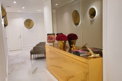 Recepcijos baldai bei sienų apdaila su veidrodžiais